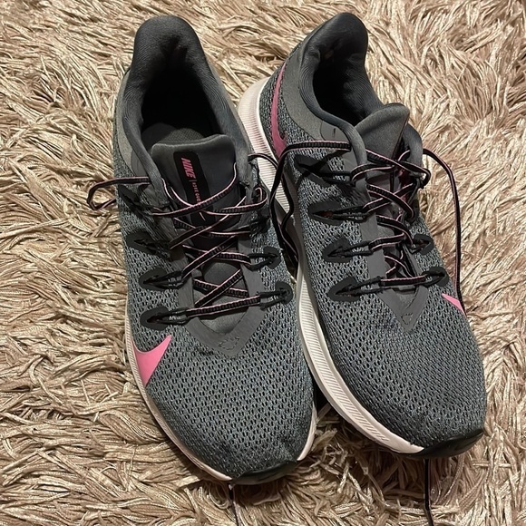 Nike Quest‎ Gray & Pink Tennis Shoes Sz 8.5 - Picture 1 of 8
